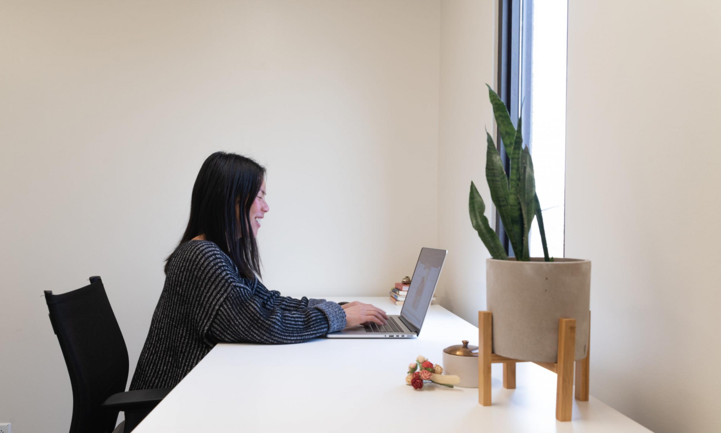 Analyse de données financières sur écran avec graphiques et tableaux de bord