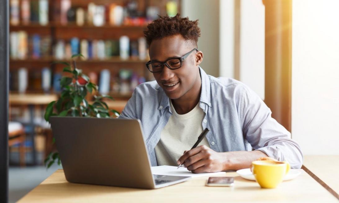 Équipe d'analystes travaillant ensemble sur des rapports financiers