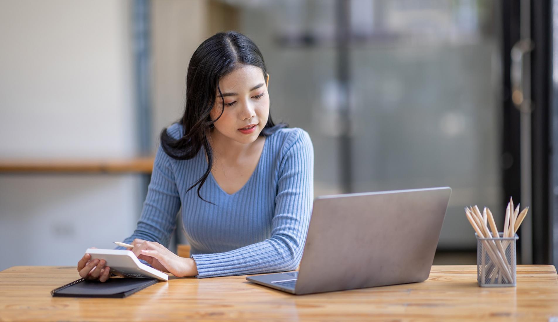 Séance d'analyse financière collaborative avec tableaux de données et graphiques